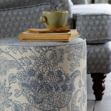 Blue and cream patterned foot stall